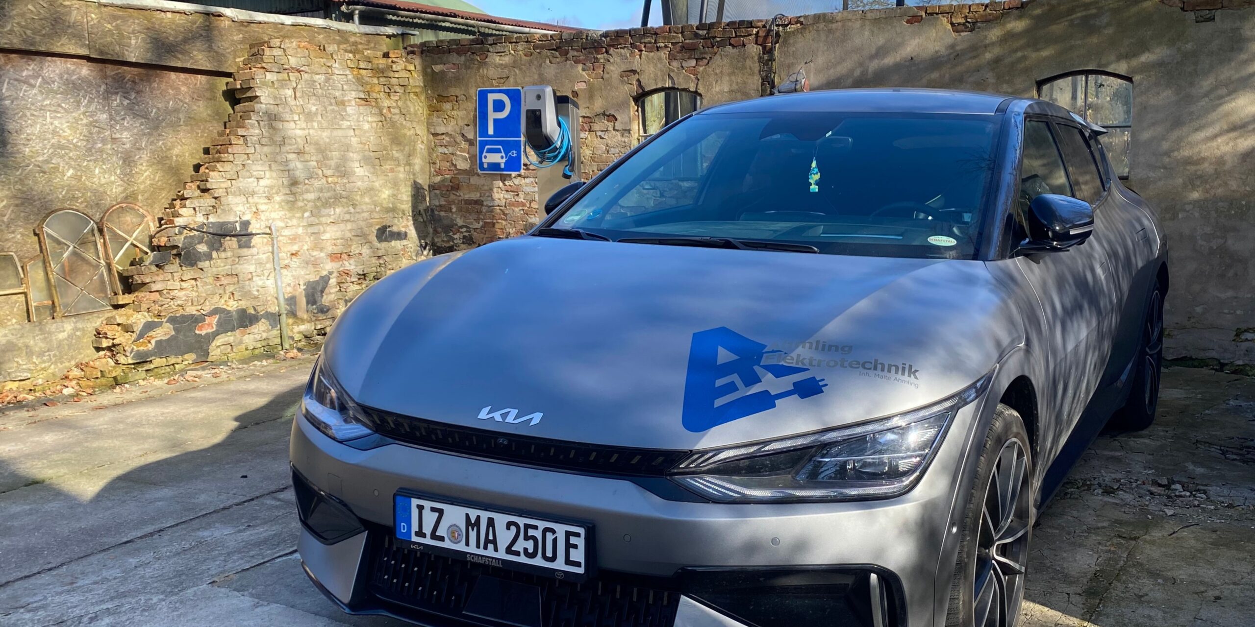 Kia E-Auto steht neben Ladesäule